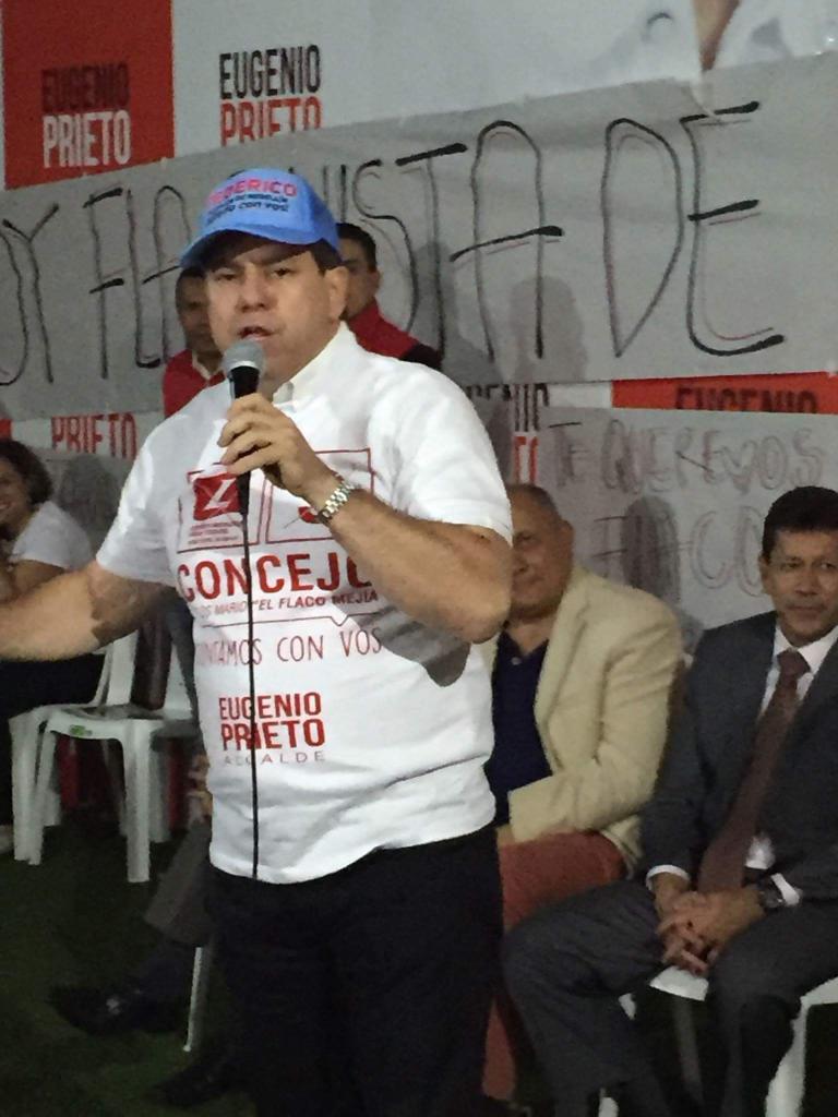 vhpiedra's tweet photo. La etica la coherencia permite mantener frente en alto @EugenioPrieto @flacommejia @LuisCarlosOT con @FicoGutierrez http://t.co/iUdtYtd0Uj
