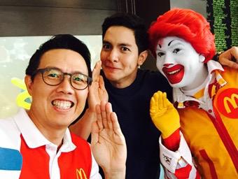 KennethSYang's tweet photo. A selfie with BFFs #RonALD and @aldenrichards02! #ALDUBKoTo #ALDUBarkadsPreparation http://t.co/nDkm5XVVZI