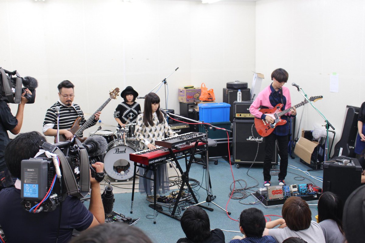 TUAT_all's tweet photo. 工学部OBの川谷絵音さんと休日課長さんが所属している「ゲスの極み乙女。」。先日、NHKの番組ロケで大学を訪問されました。この様子は10月10日放送予定の「SONGS」で紹介されます。
http://t.co/FRFQQftSLB http://t.co/UL8bUD2Eb7