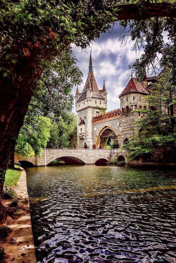 mariah_delrio's tweet photo. Budapest, Hungary #BeautifulPlaces #Castle #CastillosDelMundo http://t.co/fYjZNOejYd