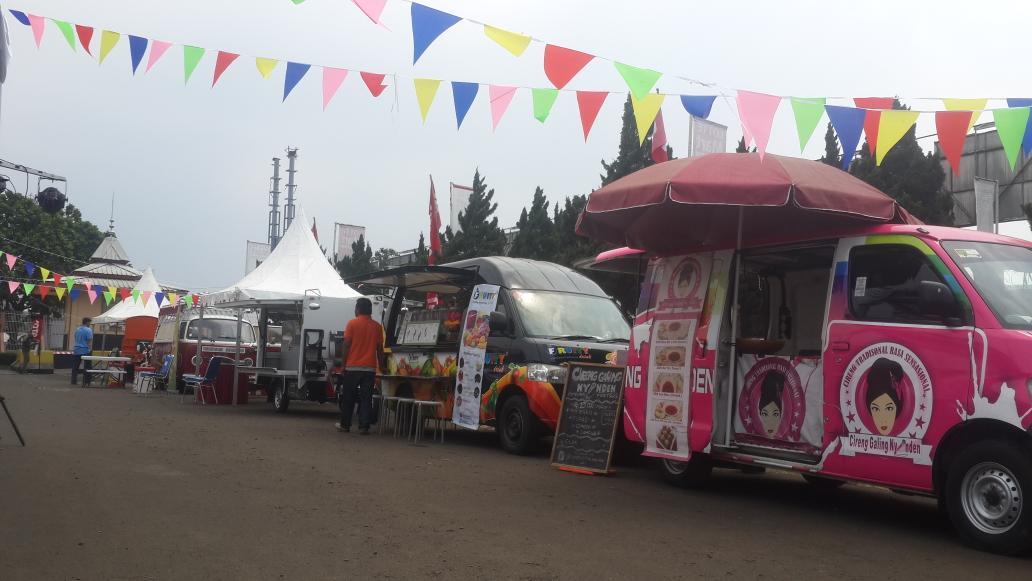debbytj's tweet photo. Food Truck Festival di Entrepreneur's Day @lottewholesale duh.. aku jadi lapaarrrr http://t.co/WmWZjPQ8vD