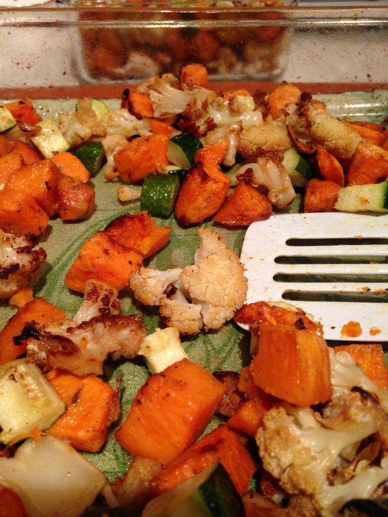 multiliter8's tweet image. What I do at 9:36 on a Thursday night. #lunchprep #roastedveg #cookingnerd