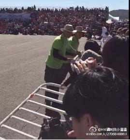 jungyunry's tweet photo. Oh my god I'm done, this was what happened after Jaejoong hi 5 the fans OTL fr. HK请叫我小潘潘 http://t.co/wqoGNL7ag0