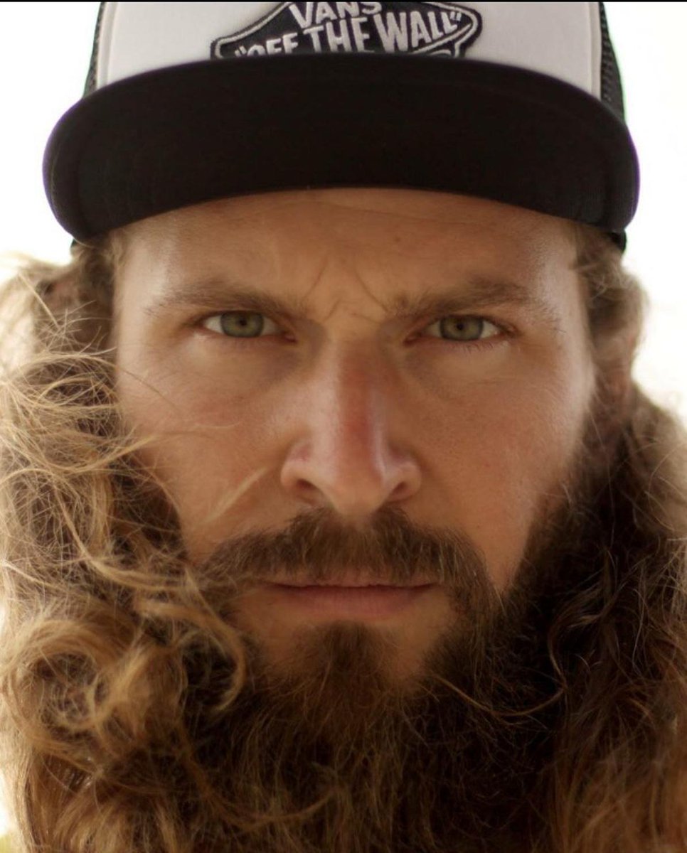 Lamucca's tweet photo. Octubre nos trae muckero roquero, #djdefender, un tipo curioso al que le pirra el ginger-ale http://t.co/s62kaPtQq3 http://t.co/uJHNt9dw0e
