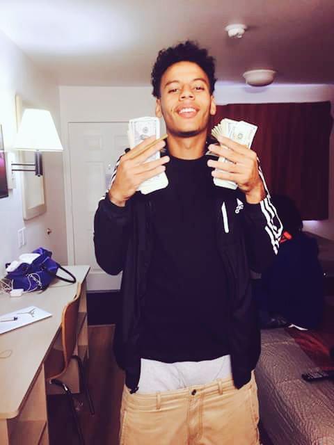 TrapBoy4Hunchoo's tweet photo. #LifeiLive #4Boy😈💰 http://t.co/YZC7EJvgM5