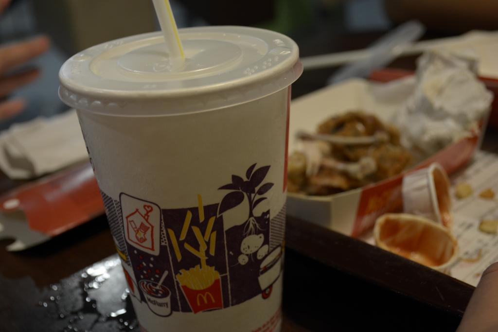 GeraGameplays's tweet photo. #mcdonalds #comiendotarde jajaja, aportando mas grasa a mi cuerpo😕😕😕
Jejejej @Daniel_Sugasti @Chanel07Leslie http://t.co/605pDbEUom