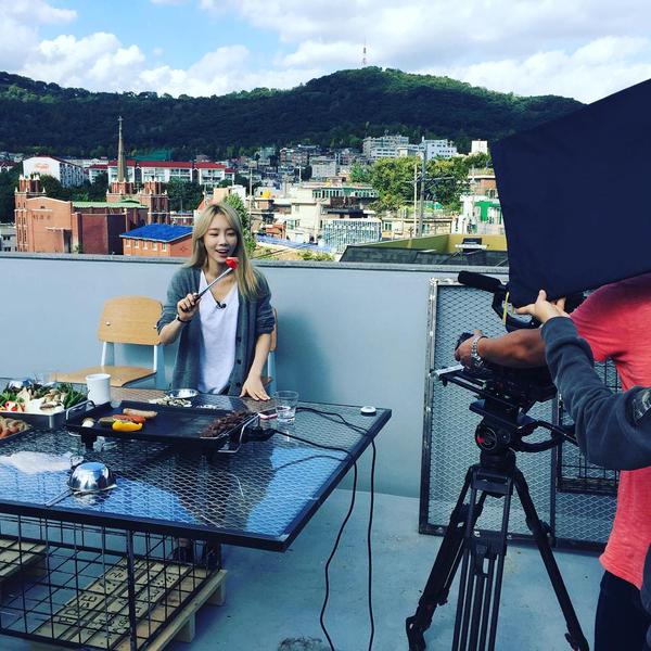 [PIC][02-10-2015]TaeYeon ghi hình cho chương trình mới của cô trên kênh OnStyle - "Taenggu Cam" CQSvGyKUEAAH348