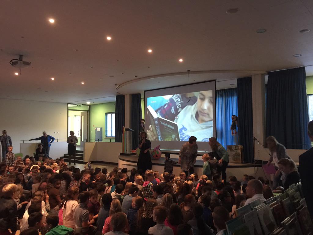 abdelkabenali's tweet photo. De stadsschrijver opent een bibliotheek in de Silvester-Bernadette-basisschool. #helmond http://t.co/DPj7aiJpjY