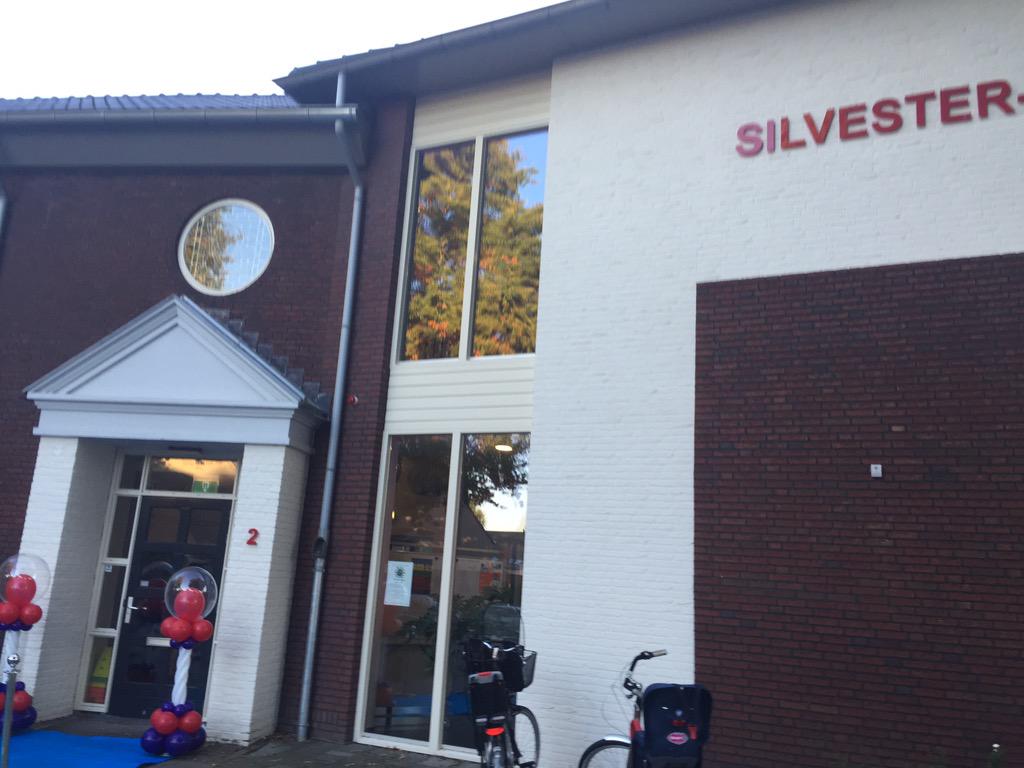De stadsschrijver opent een bibliotheek in de Silvester-Bernadette-basisschool. #helmond