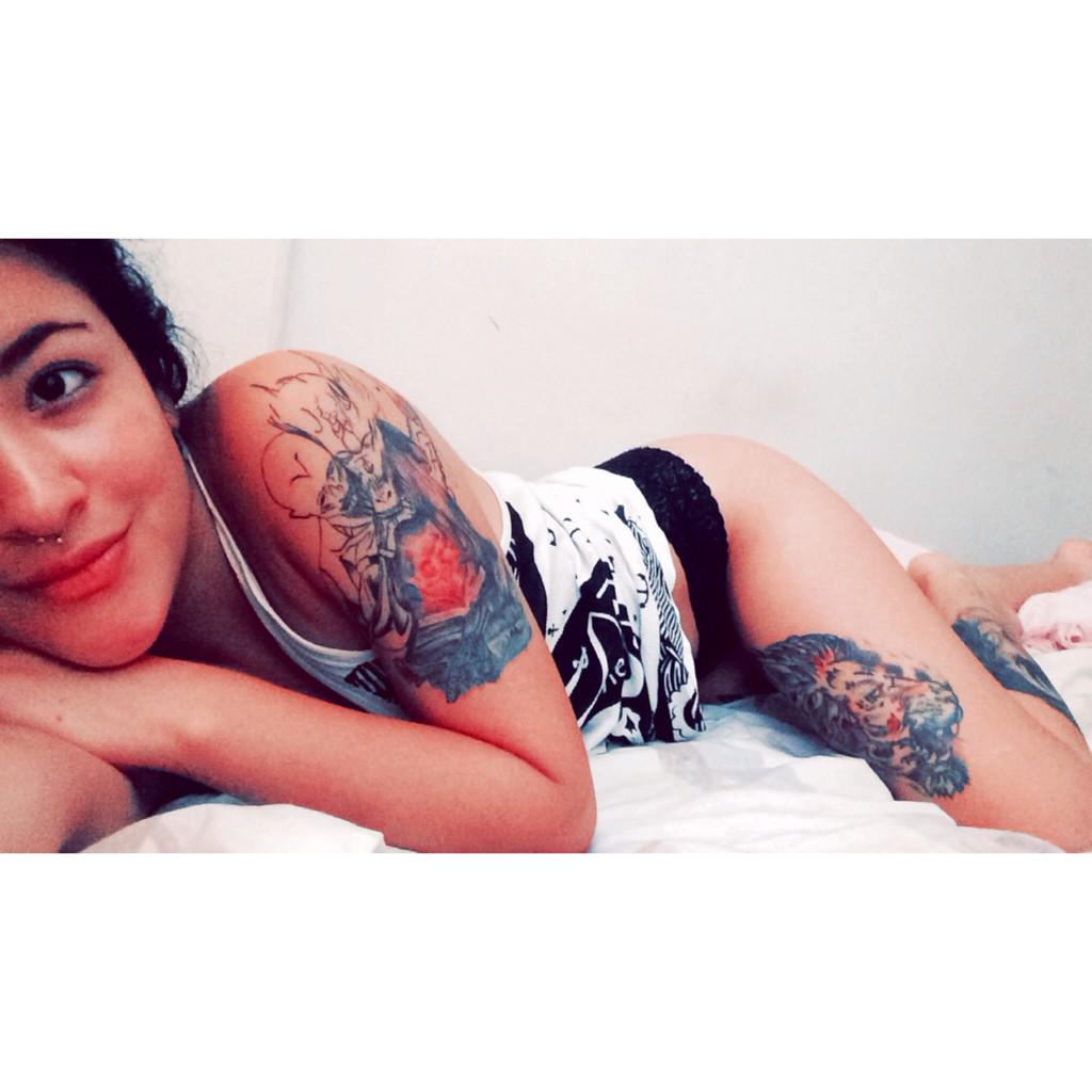 MadeleinMorales's tweet photo. Yo por las mañanas cuando amanezco con ganas de una selfie! 👐 #tattoed #inkgirl #tattolife http://t.co/dsJFvu45Bq