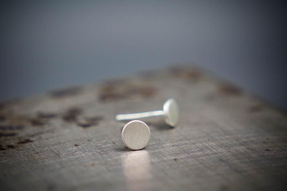 v2designworks's tweet photo. Tiny Silver Studs Minimalist Earring, Brushed Silver Jewelry http://t.co/xUVOz0fb3G #jewelryonetsy #TinyStudEarrings http://t.co/7EbdM9etP5