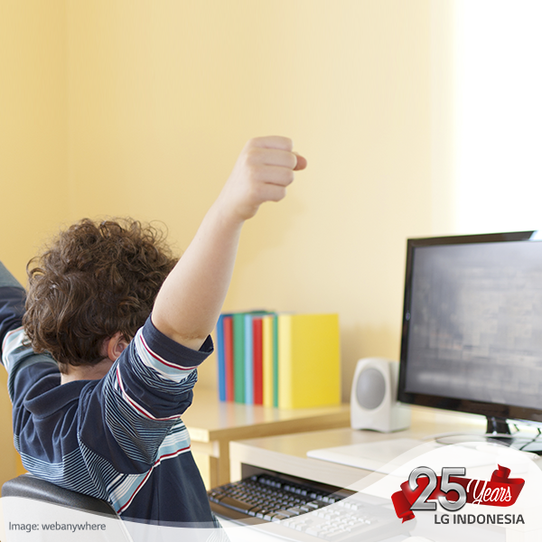 Mempercantik meja belajar dapat meningkatkan moodnya untuk belajar di rumah, Sahabat LG. #LGLovesSchool
