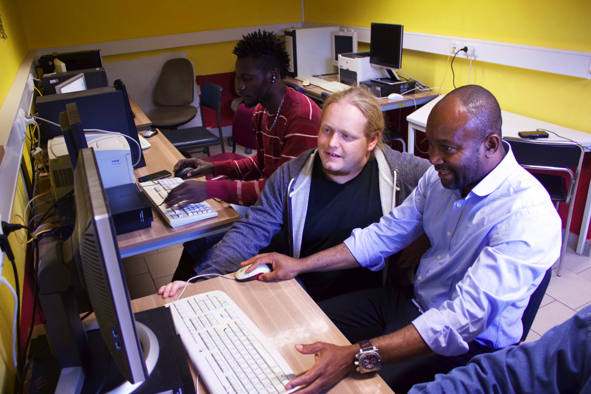 RT <a href="/remancipation/">RefugeesEmancipation</a>: Uns gibt es übrigens auch auf Facebook! Mit vielen bunten Bildern… ow.ly/SWV1I (sp)