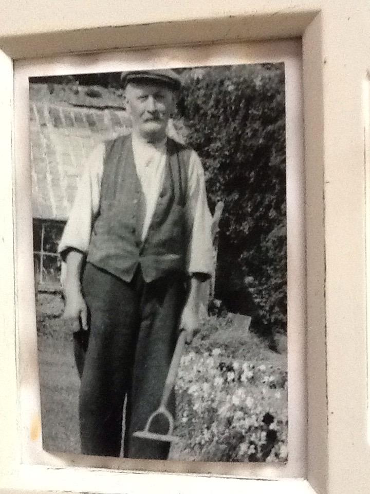 @Cooplafocal @urscaly @Gilleeece @lukegerbenson a picture of my grt grandfather, Stephen Ryan, a gardener there c1910