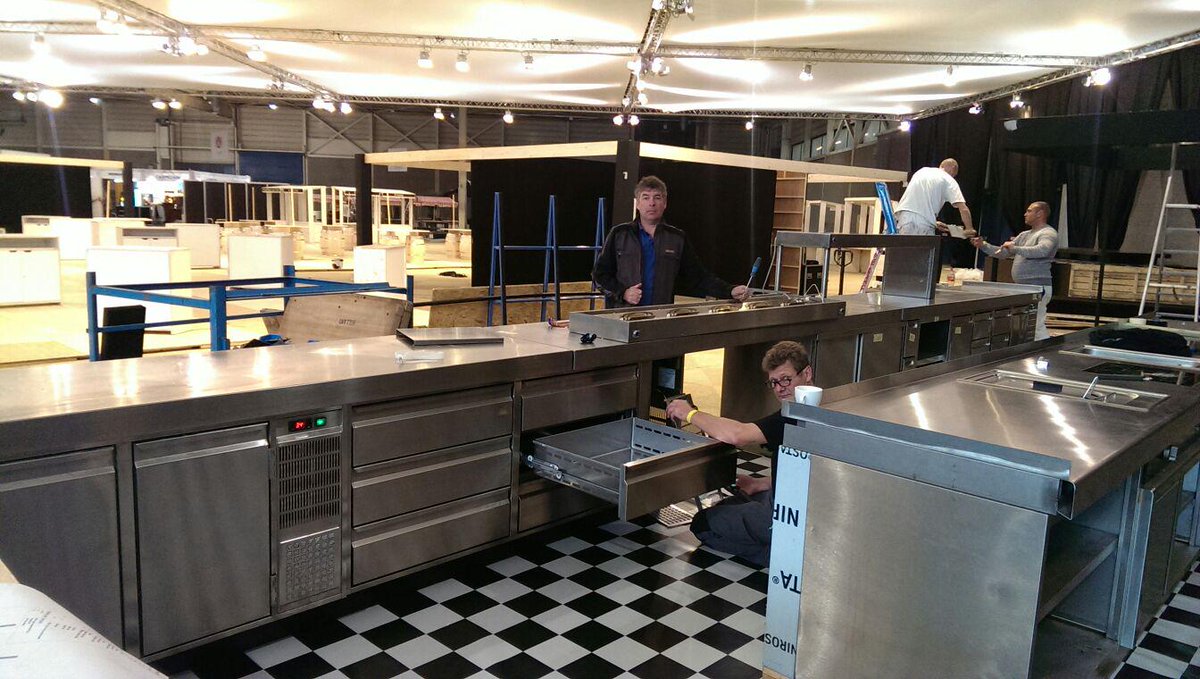 De mannen zijn druk in de weer met het opbouwen van de stand bij @saisonnier op <a href="/FolieCulinaire/">Folie Culinaire</a> in Maastricht.