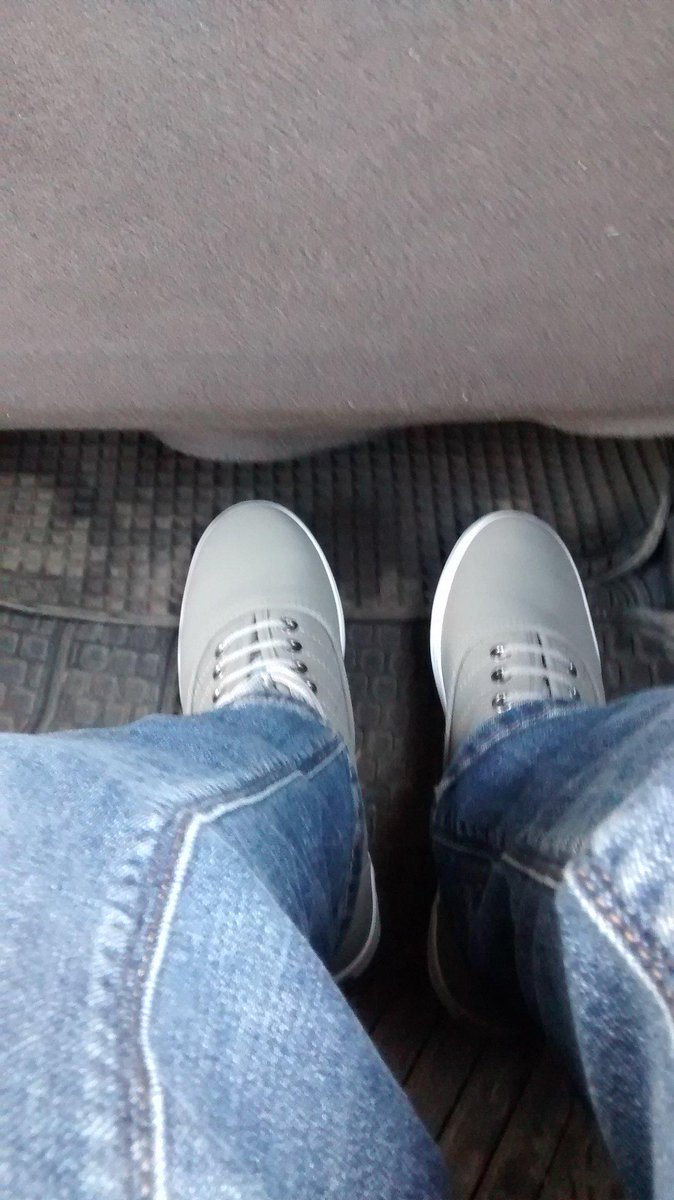 Silvana027's tweet photo. Largo y último día laboral y estudiantil... Y para variar corriendo... #VoyConZapatillasYPunto http://t.co/wPKfSWyEK7