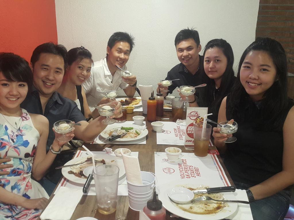 DennySantoso's tweet photo. Dinner with DigitalMarketing.id Team at @steakholycow #campsutos tag @lucywiryono http://t.co/adjXTflJlC