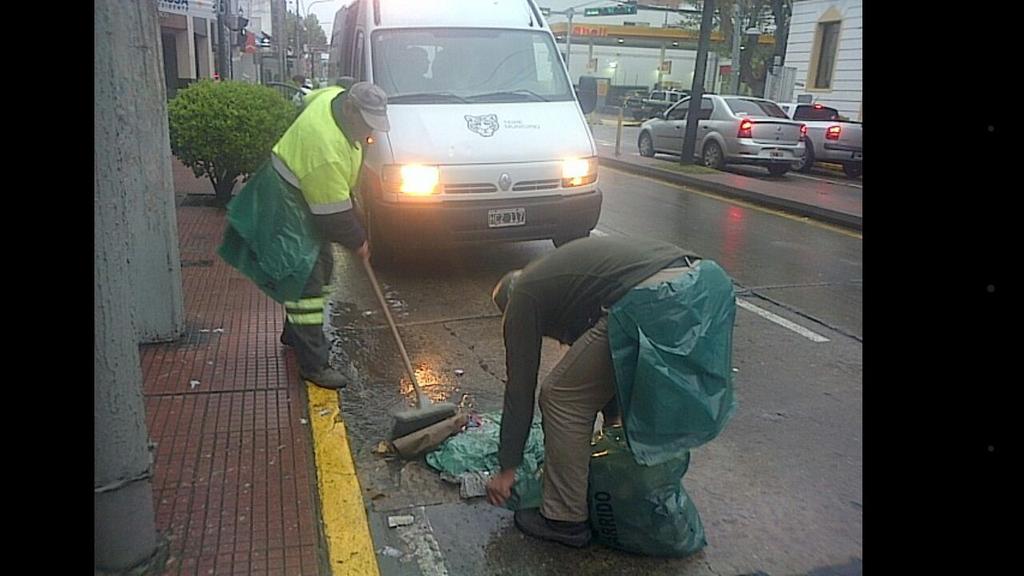 TigreHigieneUrb's tweet photo. #Ahora #Juntos #2Equipos  barren y recolectan residuos en distintos sectores @jmpaesani @MunicipioTigre #MasLimpio http://t.co/6tGu2ngT13