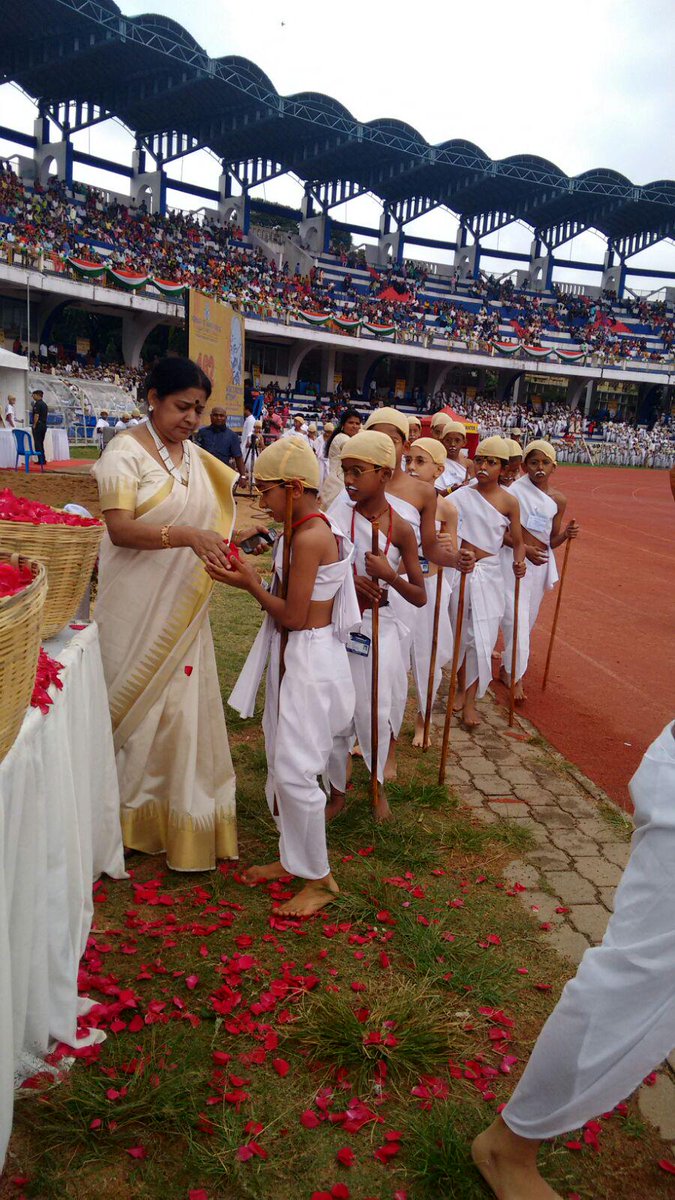 CNNnews18's tweet photo. .@GWR recognizes the world record set by 4,600+ Bengaluru students who dressed up like Mahatma on Gandhi Jayanti http://t.co/jHbLUskSmS