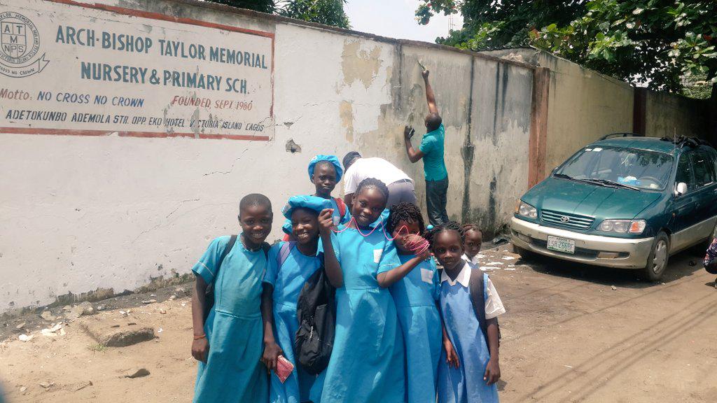 OandoFoundation's tweet photo. Bringing school walls to life..new term..new walls!#schoolbeautification #educate2accelerate @Oando_PLC @yodifiji http://t.co/tPHFLwGsUX