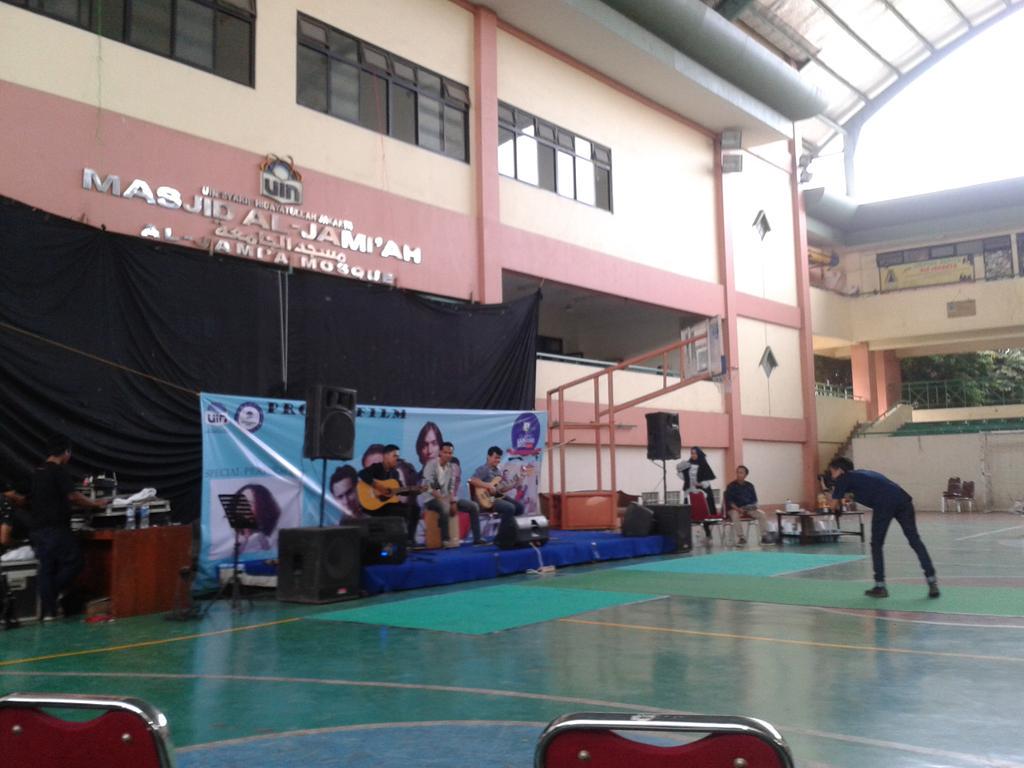 2ndiBDays's tweet photo. Akustik dari perbankan syariah 5A http://t.co/T7rTpvDPJK