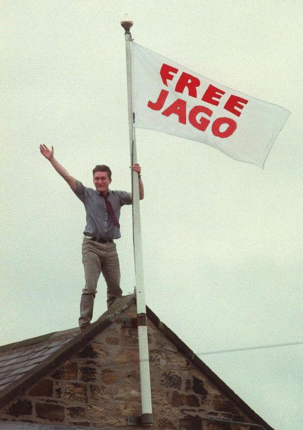 Databroker's tweet image. Dale's captivity surpasses 10 minutes - we are now concerned how much air is left in John's office. Please share.