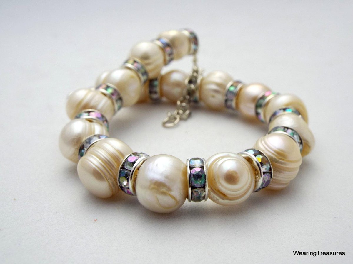 NunukiShop's tweet photo. Natural Pearls bracelet https://t.co/eH2qCU6fi4 #Etsy #PearlBangle http://t.co/6hftMDompK