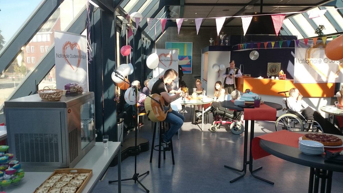 Muzikale start van de <a href="/OuderendagBest/">Nationale Ouderendag</a> met high tea door het Heerbeeck op het gemeentehuis.