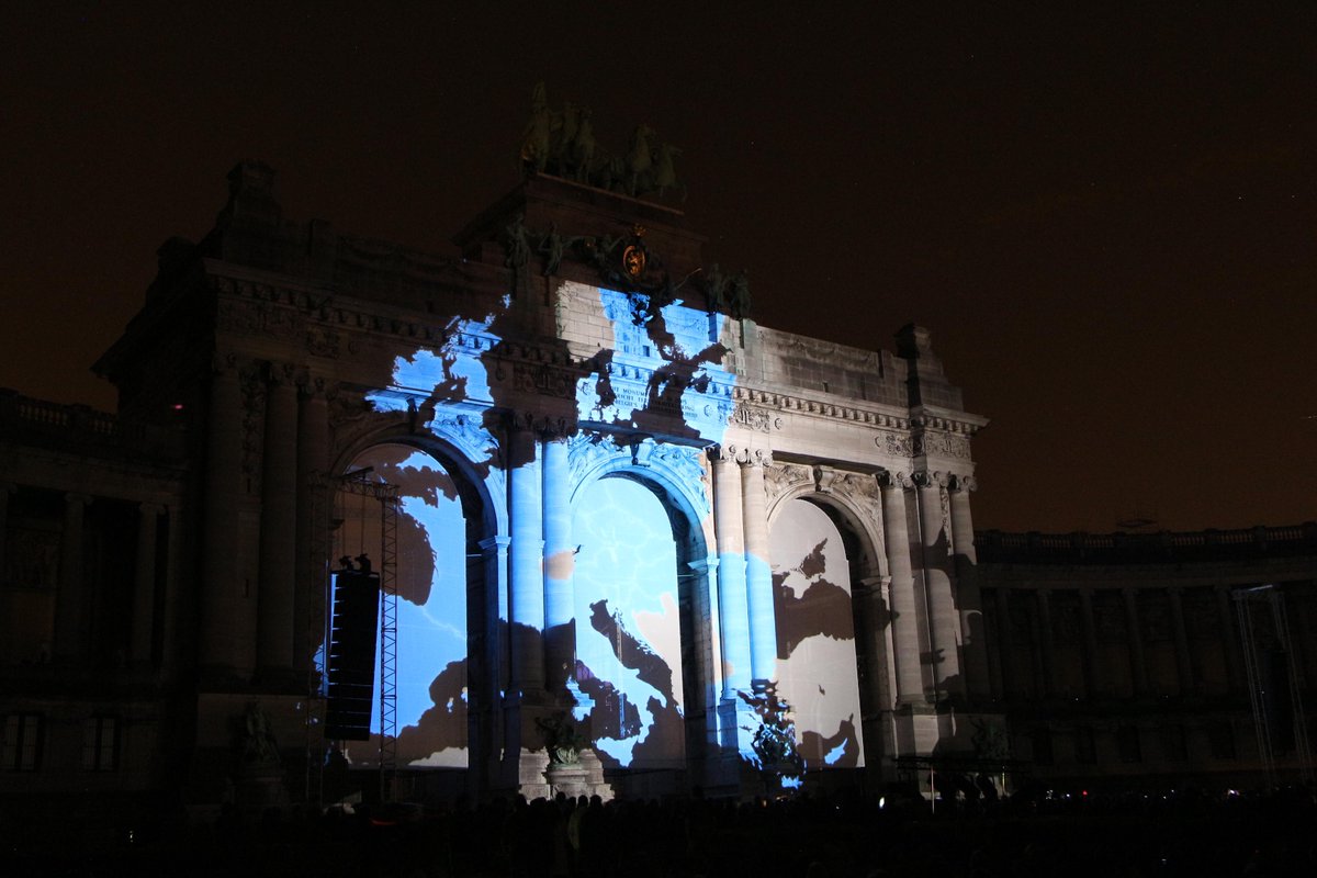 sdconnolly's tweet photo. Lovely colours at #soundsandlightsofunity in #Brussels last night for 25th annniv of German reunification http://t.co/tWPjOliloL