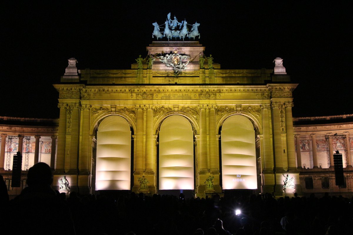 sdconnolly's tweet photo. Lovely colours at #soundsandlightsofunity in #Brussels last night for 25th annniv of German reunification http://t.co/tWPjOliloL