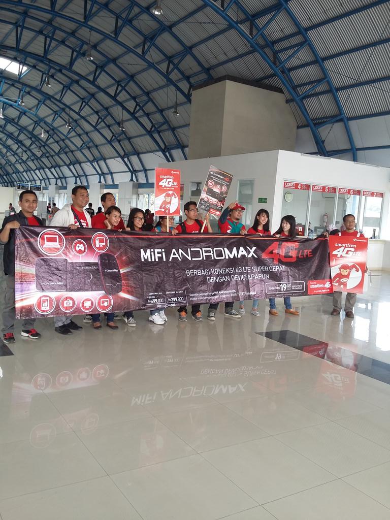 simkurink_nandi's tweet photo. Stasiun palmerah #SmartfrenBlitz #GoForIt @smartfrencare @smartfrenworld http://t.co/SXbw3zR7b1