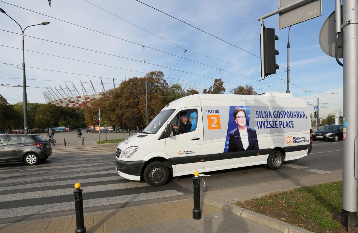 Fakt_pl's tweet photo. #ewavan Kopacz ruszyła w Polskę nowym pojazdem. Jak Wam się podoba? Komentujcie! http://t.co/SmryjTj075
