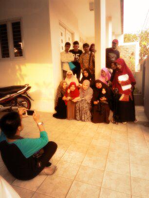 Sesi foto narsis di lokasi shooting