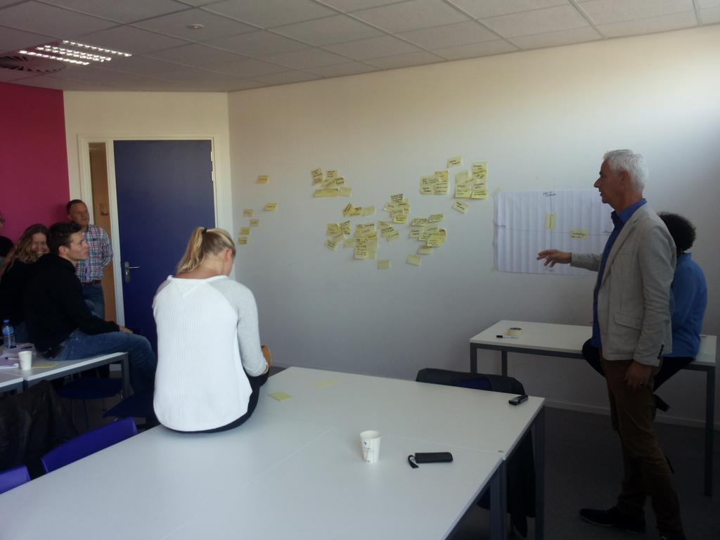 Studenten @ABAStenden ontwikkelen toekomstscenario's kledingindustrie met <a href="/ETFI_APostma/">Albert Postma</a>