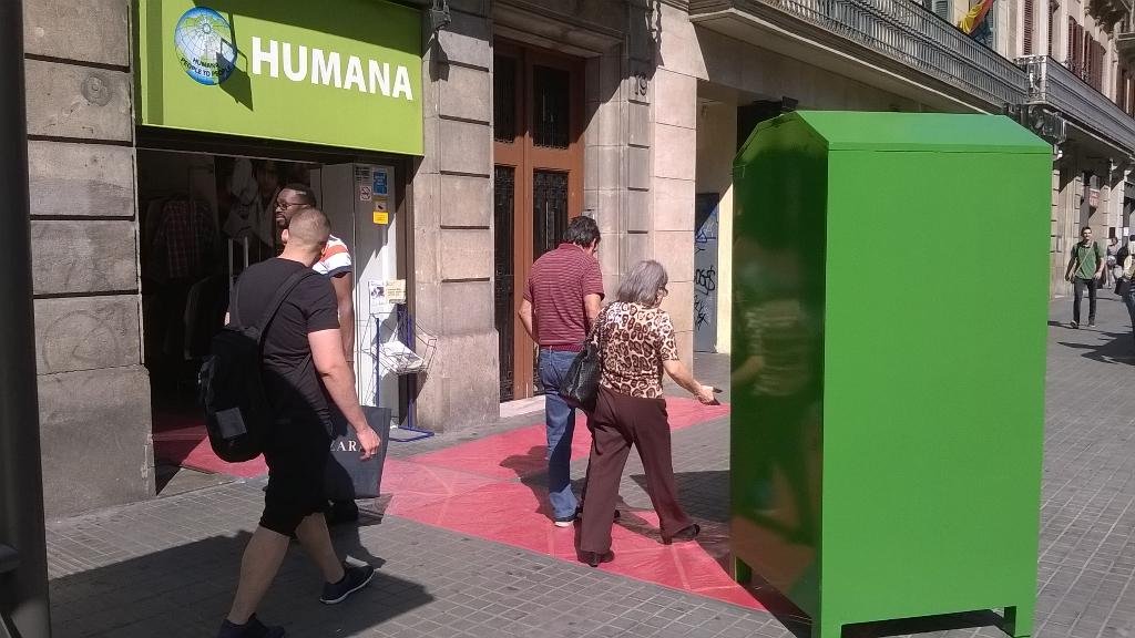 humana_cat's tweet photo. Catifa vermella a la botiga de Ronda Universitat. A partir de les 19h celebrem l'Humana Day #hppday #reutilització http://t.co/sZJpWk3WTL