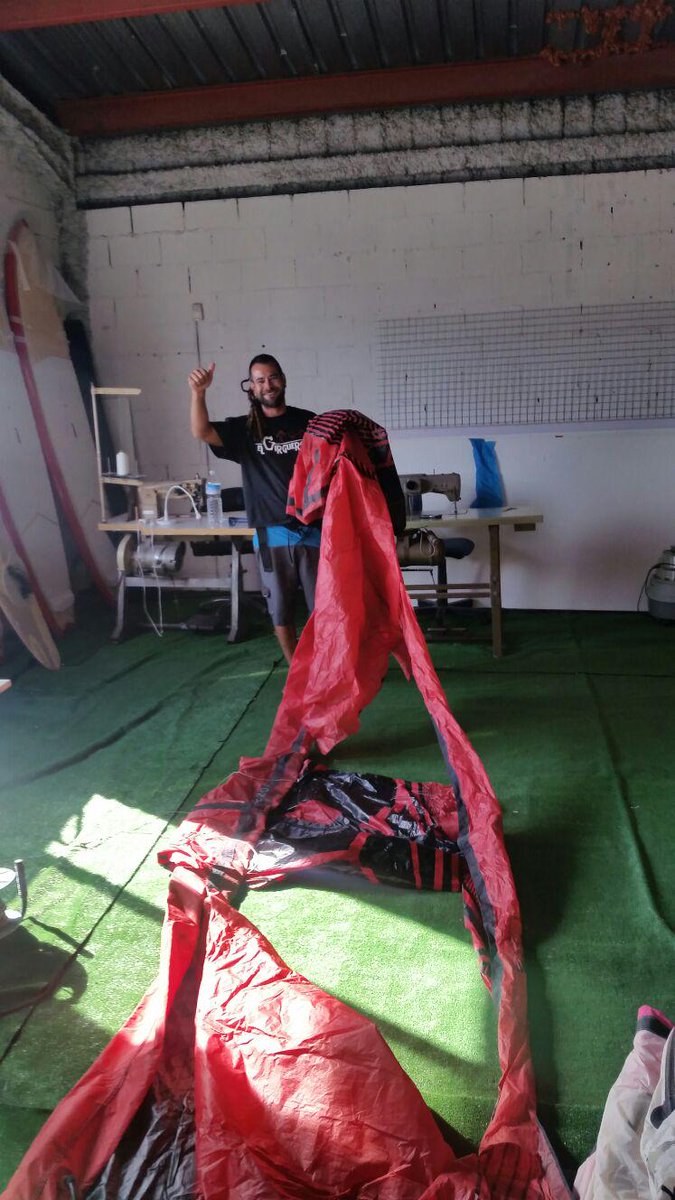 DoctorKitesurf's tweet photo. Reparaciones a lo grandee! despedimos la semana con el trabajo bien hecho.Feliz weedend #taller #kite #malaga #tarifa http://t.co/O35uzLqWGU