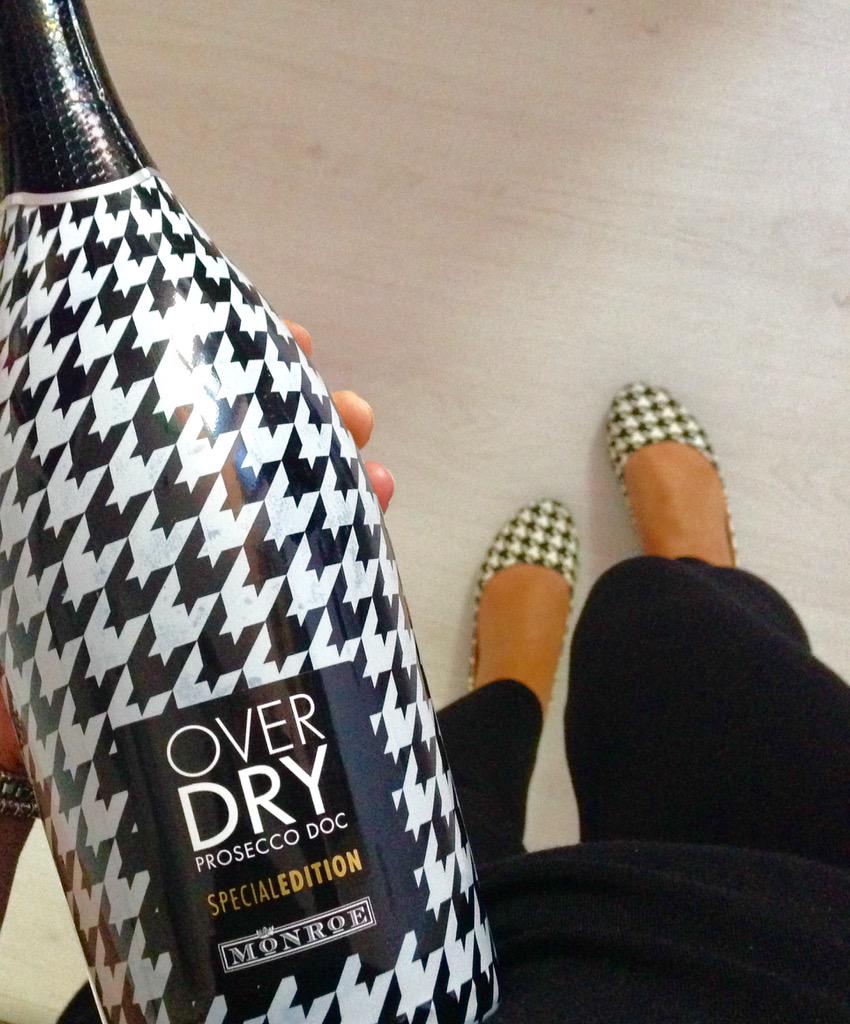 monroeoverdry's tweet photo. Your #perfect pairing this Friday night, Ladies!🍸👠💄💋👗#FridayFeeling 

#MonroeOverdry now on https://t.co/eqOYUb2iaL http://t.co/bNyy31Fz4I