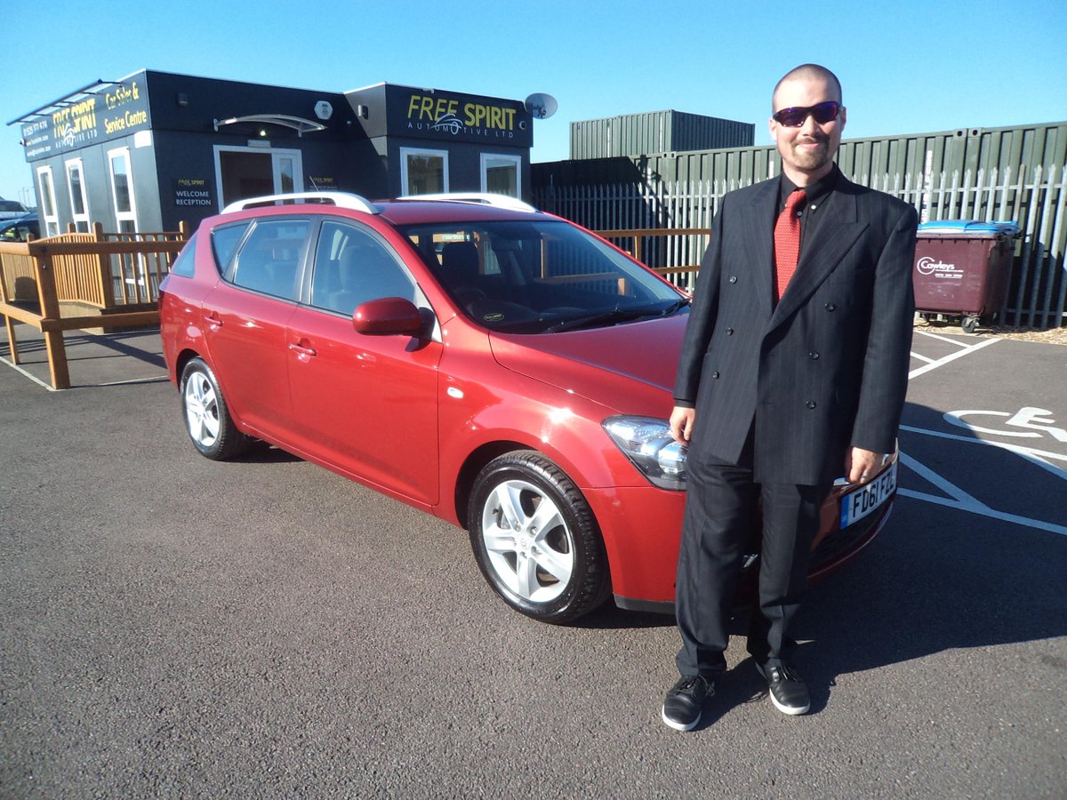 A very happy, Tim Jones picking up his new KIA Ceed. #happycustomer ow.ly/SVqFS