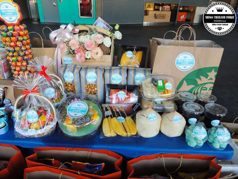 SNWUnique's tweet photo. [Food Support] *จัดเตรียมรอทีมงานมารับเข้าห้องพัก SHINee 4 http://t.co/RnppsY0Pka