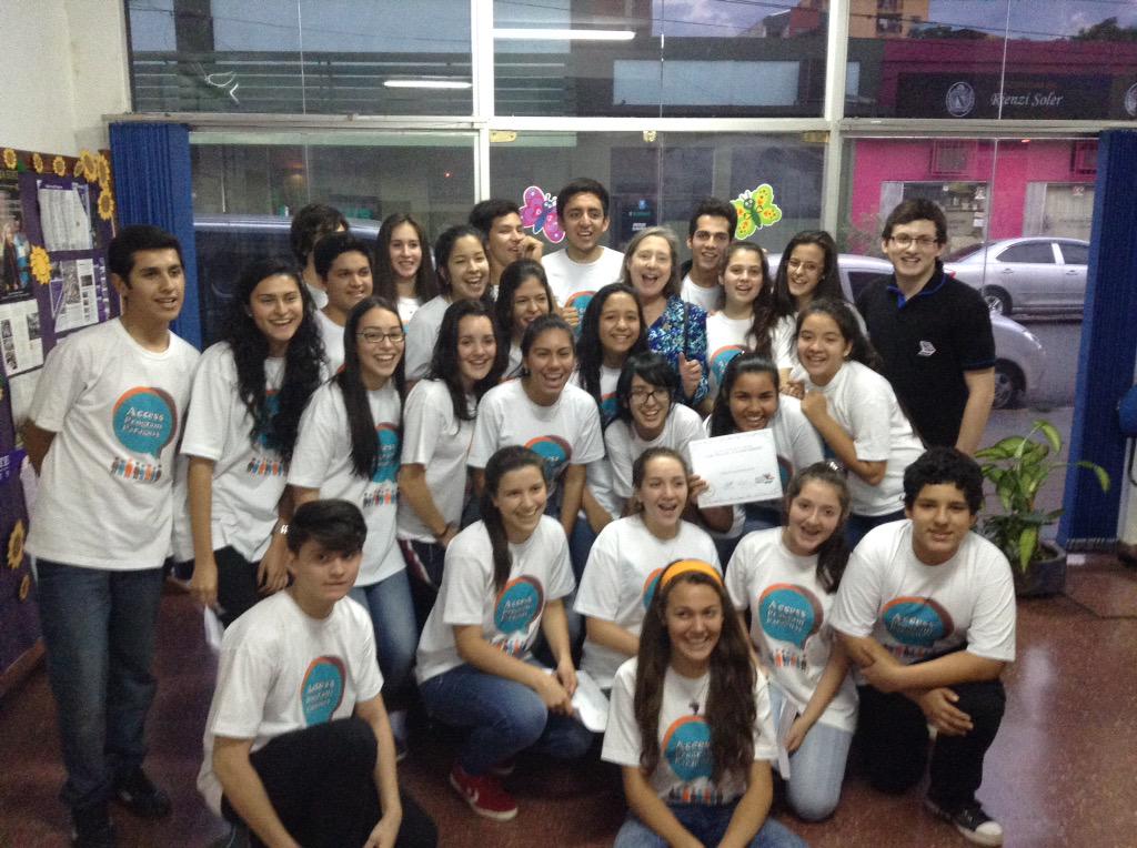 USAmbPY's tweet image. Que recibimiento @CCPA_paraguay en Encarnacion! GRACIAS CHICOS #GoAccess #ConociendoParaguay