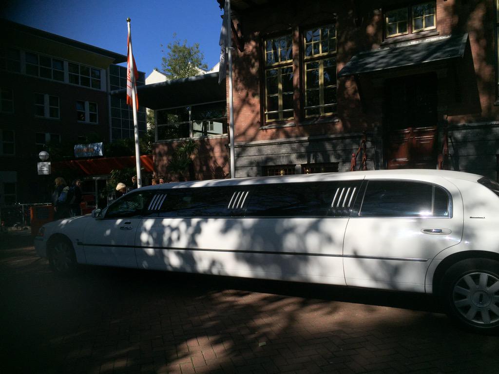 Limonodignl's tweet photo. Met de #lincoln #limo van #Rijsbergen naar #Amsterdam @HIAmsterdam #StayOkay #damesweekend @AmsterdamNL @breda http://t.co/sS8qW0DEvF