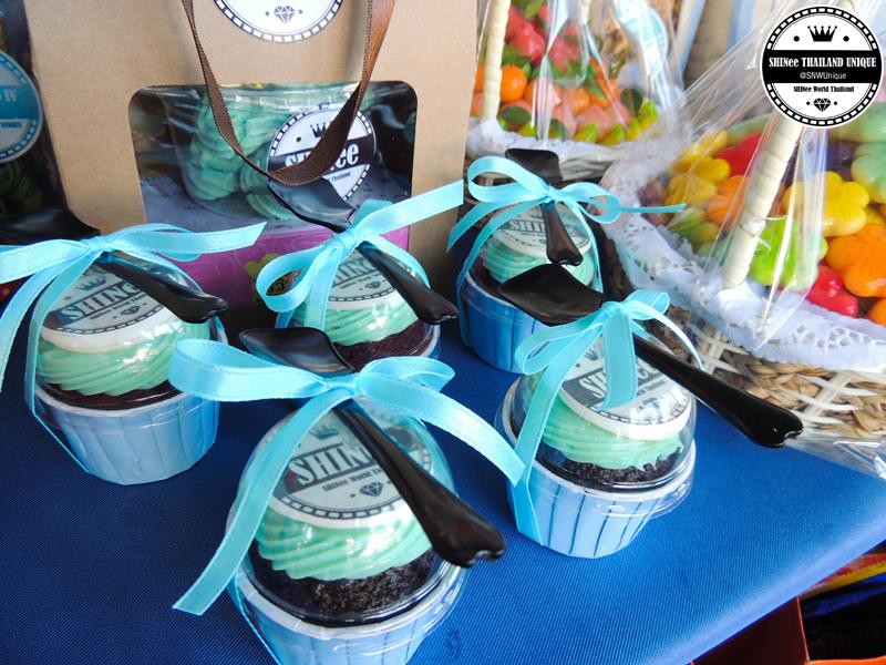 SNWUnique's tweet photo. [Food Support] *จัดเตรียมรอทีมงานมารับเข้าห้องพัก SHINee  9 
คัพเค้ก 15 ถ้วย 15 รสชาติ SHINee ดูสนใจมากๆ http://t.co/NgLIxlCs7B