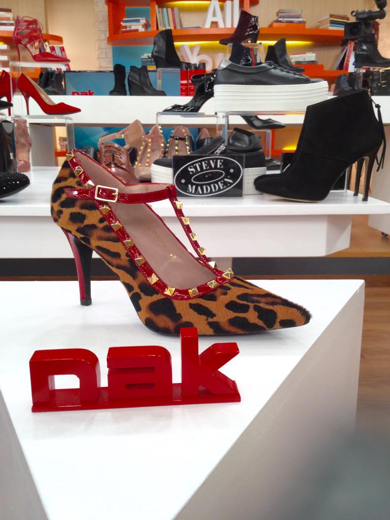 Eleni_AlphaTV's tweet photo. Καντε retweet και κερδιστε τις γοβες απο την NAK http://t.co/ddpzJGLAmN