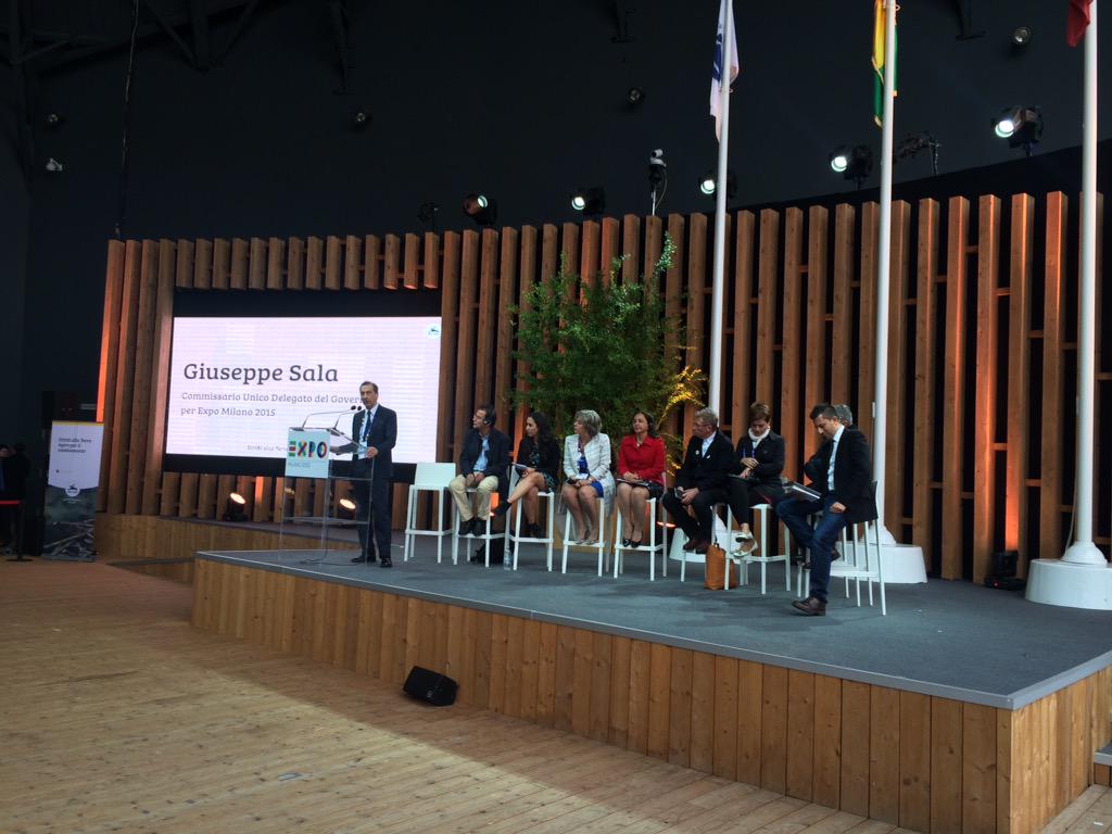 soficavaz's tweet photo. .@Expo2015Milano Giuseppe Sala presenta #dirittiallaterra con @MarisolEspinoz_ Vicepresidente del Perù @gpcolletti http://t.co/2c6v8u0lYZ