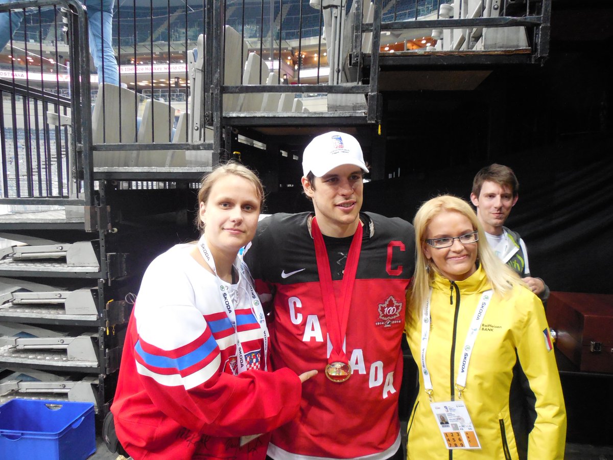 VeronikaLudmila's tweet photo. Thanks @IIHFHockey for #IIHF2015 #Prague #icehockey #goldmedal #canadahockeyteam #sidneycrosby Volunteers 4ever! http://t.co/4xLxkLIM0K