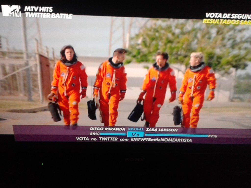 caahdeportugal's tweet photo. #mtvptbattleonedirection ta a dar e eu tou a amar #DragMeDown
#EMABiggestFans1D http://t.co/y00yoOYXwh