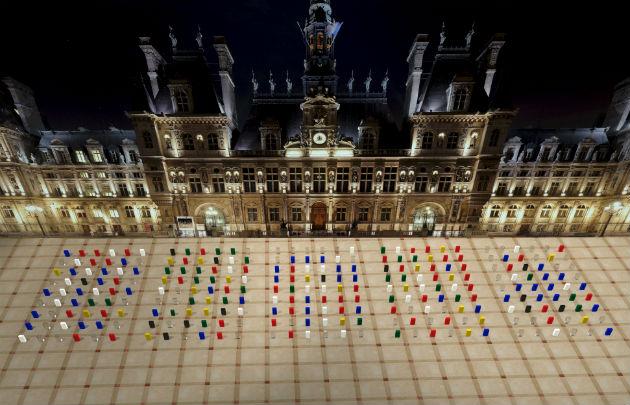 ParisJeTaime's tweet image. #NUITBLANCHE: 270 blocs de glaces colorés investissent le parvis de l’Hôtel de Ville ow.ly/SVpow @NBParis