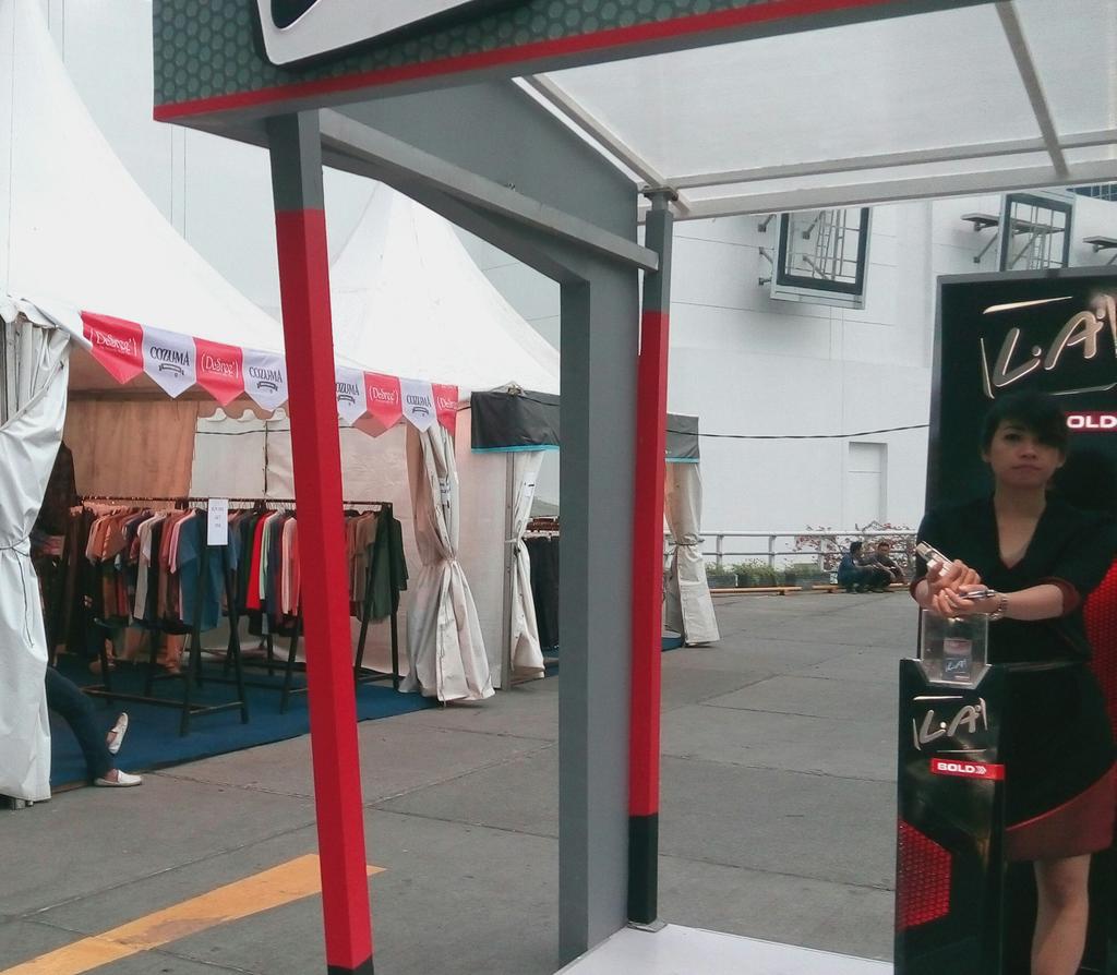 Ini looh booth cozuma silahkan masuk ada promo buy one get one cihuyy