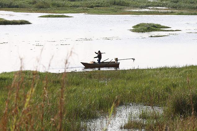 folha's tweet photo. Represas de SP fecham no azul pela primeira vez desde 2014 http://t.co/uMdMlgJEBG http://t.co/kPQucwCiCD