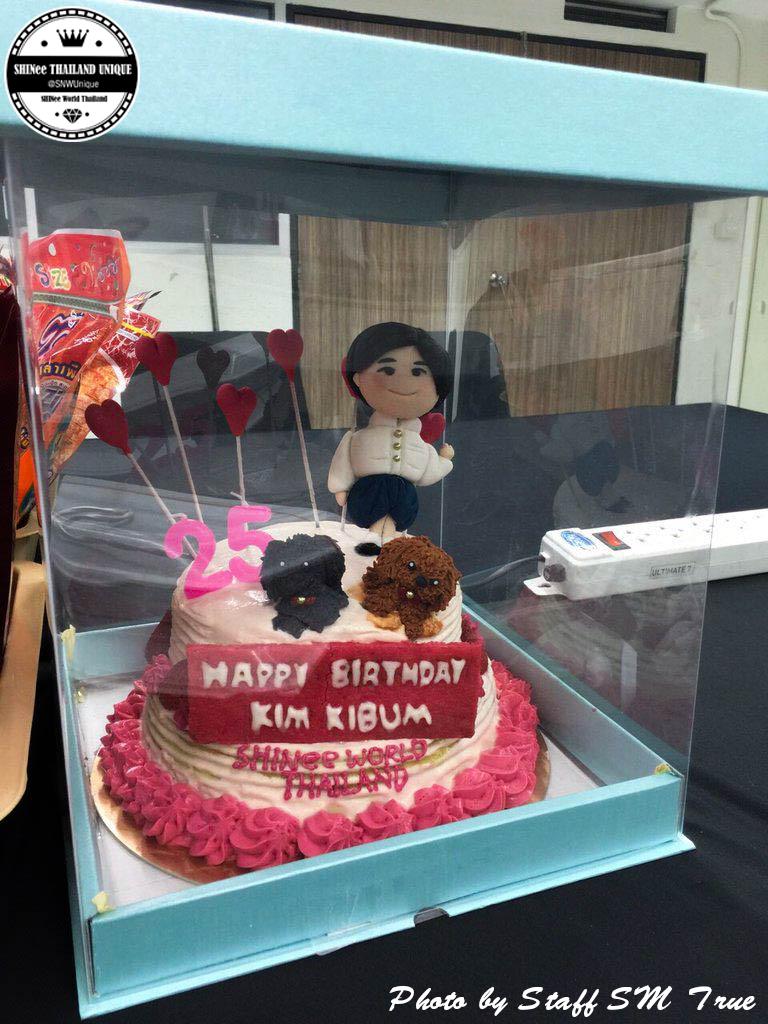 SNWUnique's tweet photo. [Food Support] เค้กวันเกิด Key ส่งที่ห้องพัก @ พารากอน 
* ทางทีมงาน SM True เล่าว่า คีย์ถือเค้กวิ่งเล่นไปมาในห้องพัก http://t.co/Pxf1e9flxG